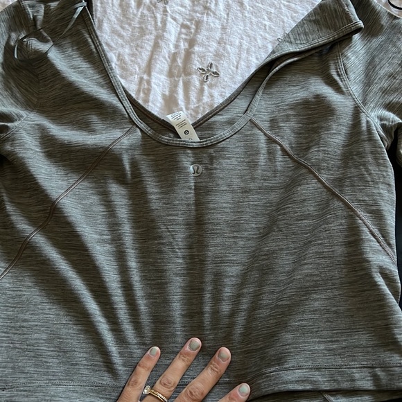 Never worn Lulu lemon top - Picture 3 of 3
